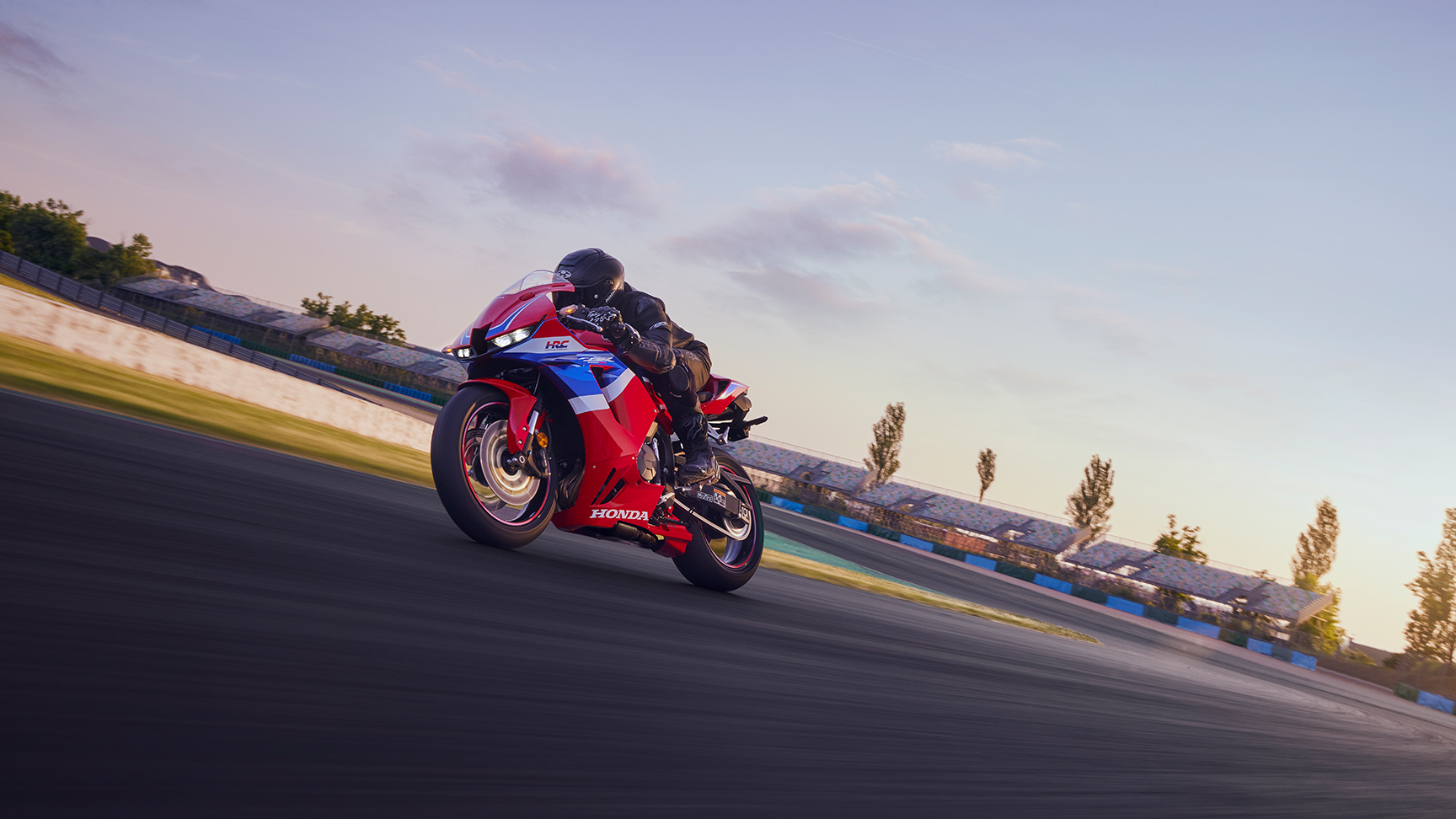 Přední tříčtvrtinový dynamický pohled na model CBR600RR na okruhu