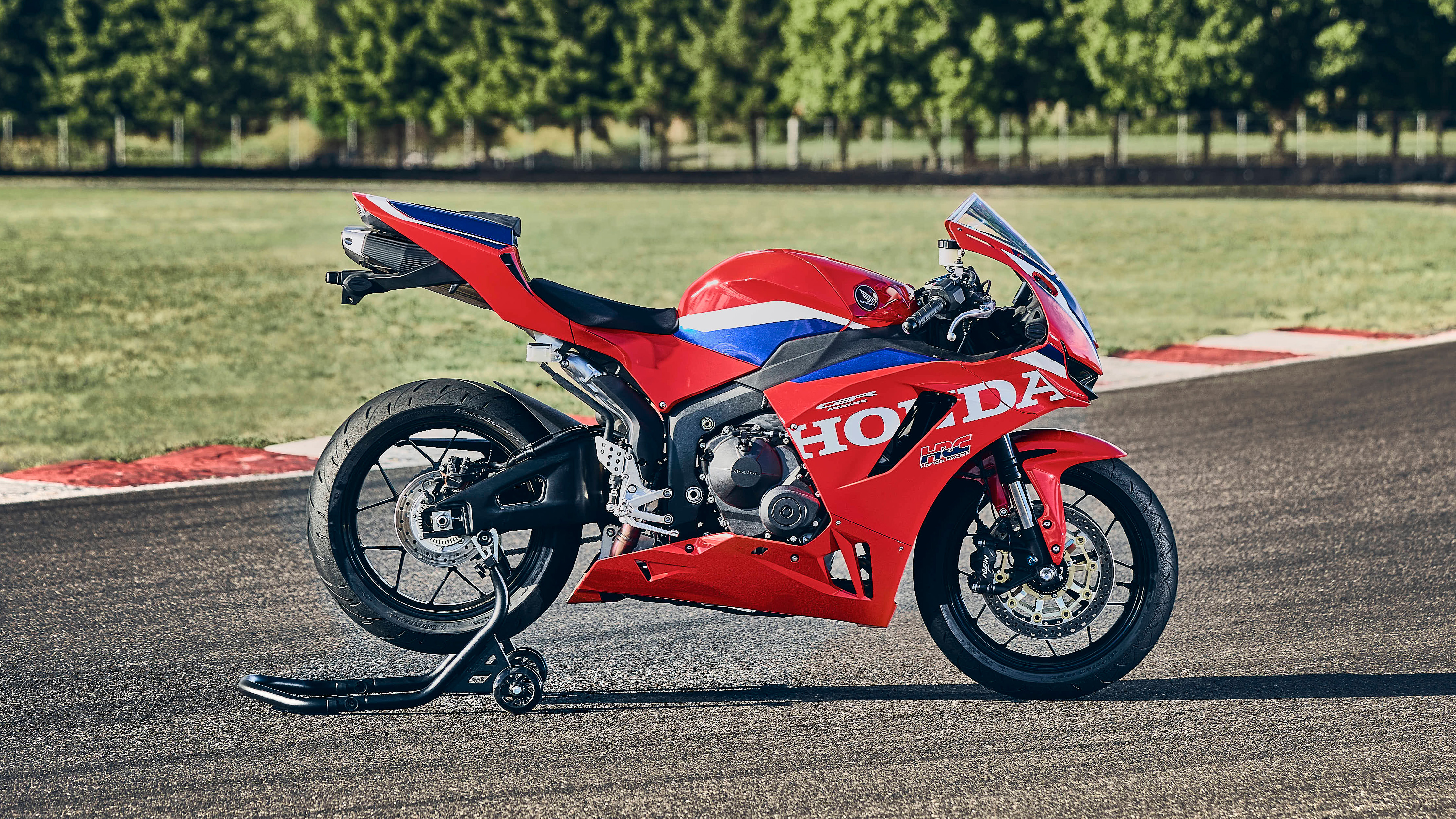 CBR600RR – statický přední tříčtvrtinový pohled v depu na okruhu