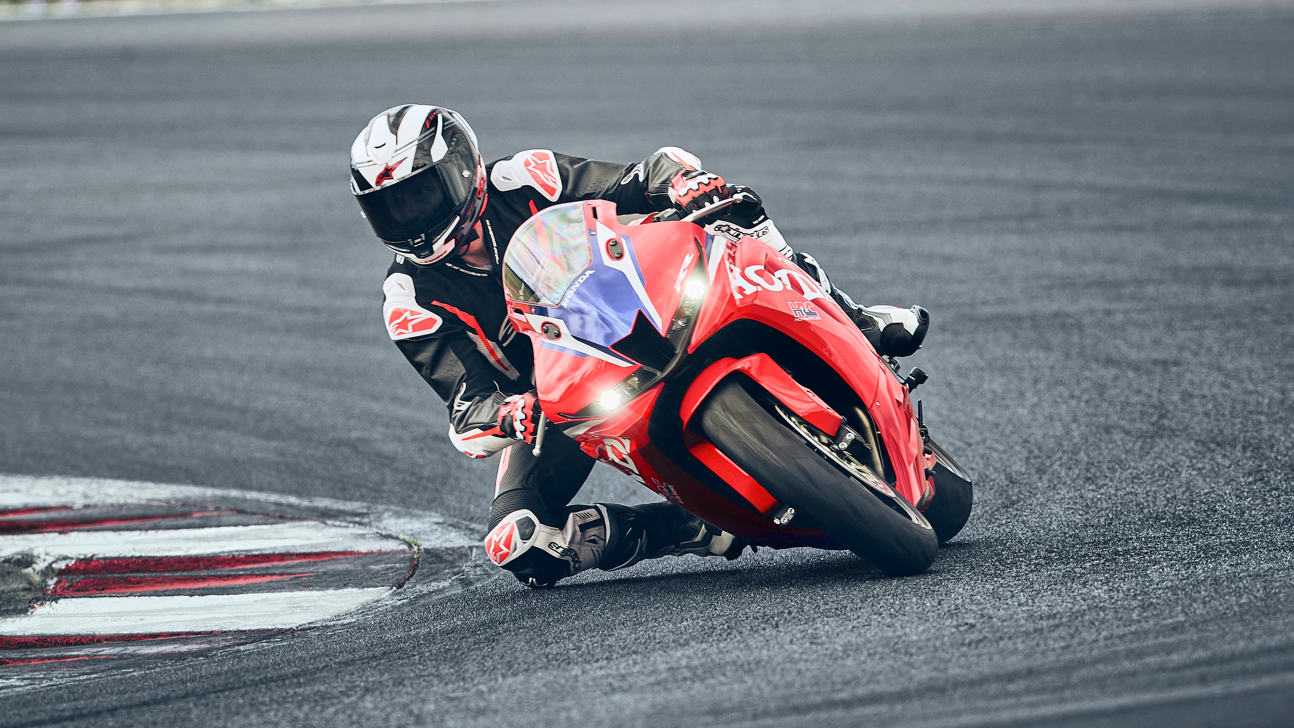 CBR600RR – jeden středový tlumič výfuku