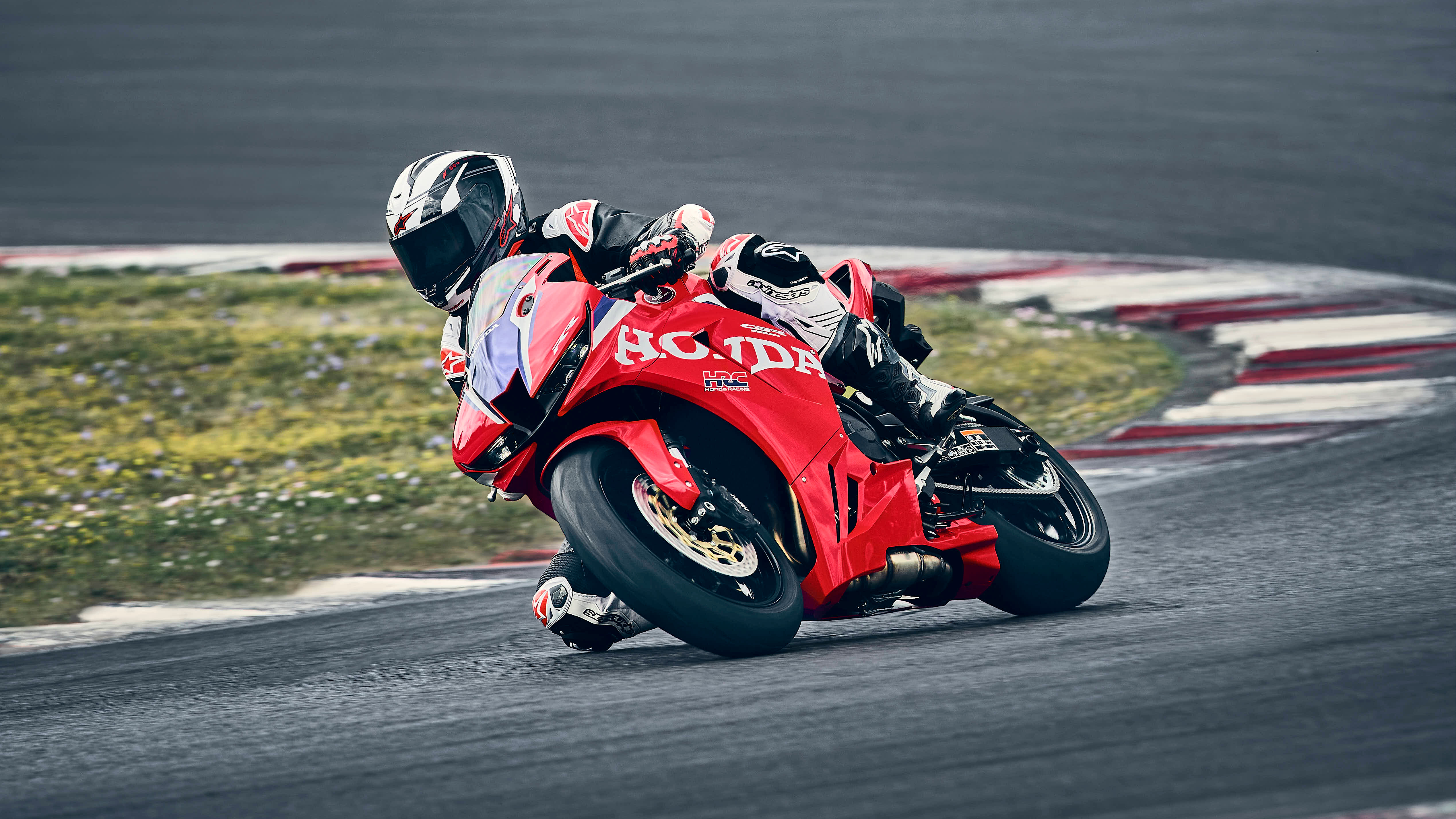 CBR600RR na okruhu při západu slunce