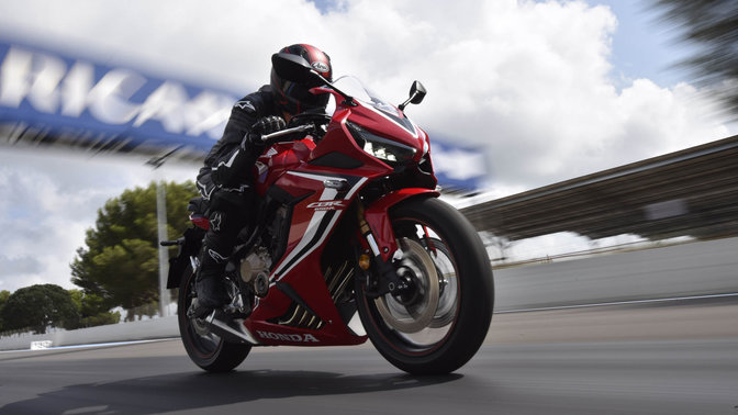 CBR650R, přední pravý poloprofil, s jezdcem, na závodní dráze v plné rychlosti
