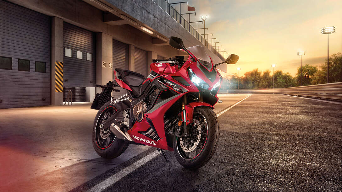 CBR650R, přední pravý poloprofil, studiový snímek
