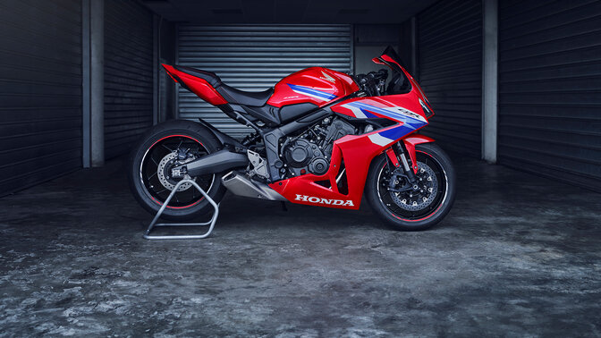 Přední pohled na model Honda CBR650R na pobřežní silnici 