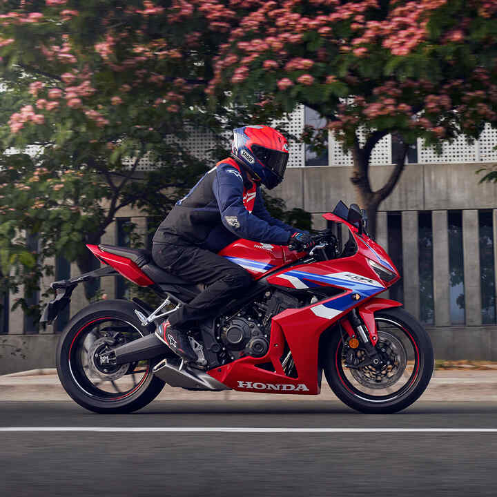 Honda CBR650R, stojící, statický snímek z boku