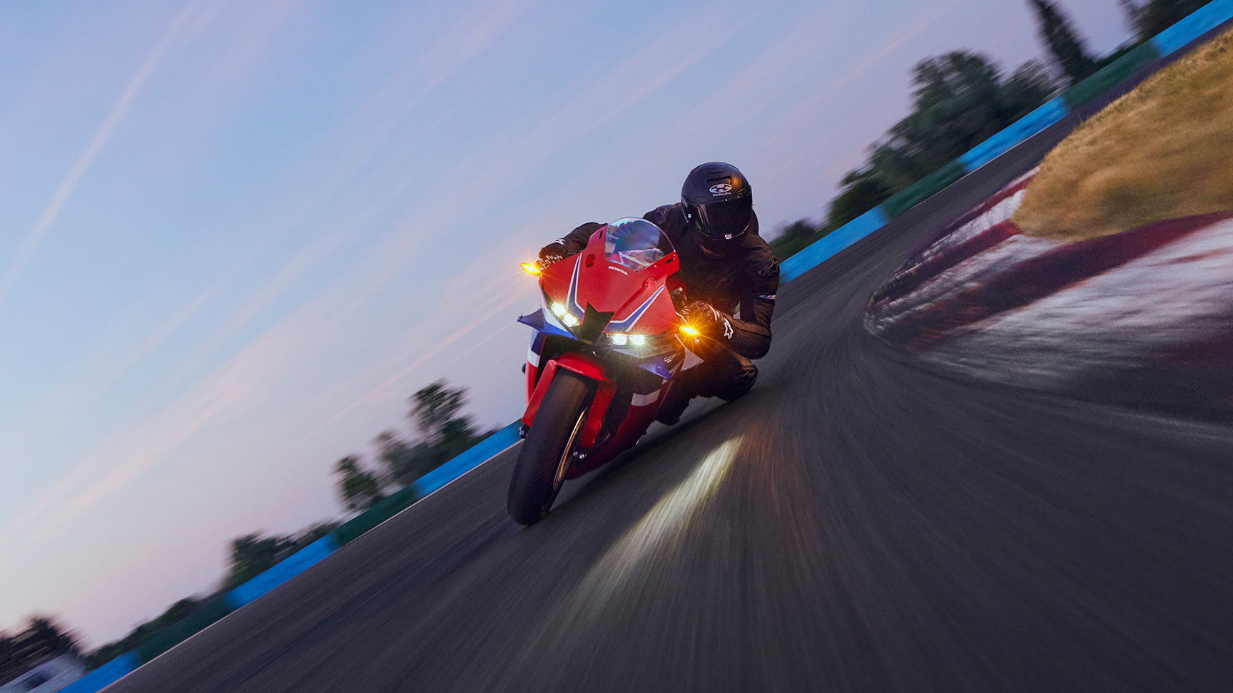 CBR600RR na okruhu s jezdcem v zatáčce.