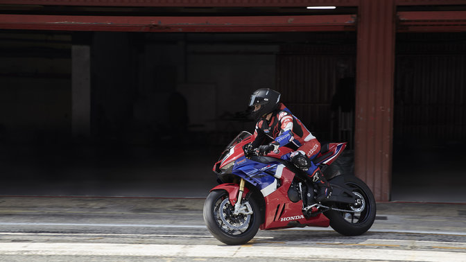 Honda CBR1000RR-R Fireblade SP na závodní dráze.