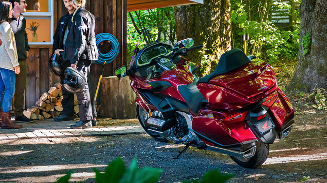 Model Honda Gold Wing zaparkovaný ve venkovské oblasti.