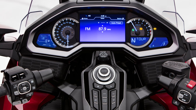 Detailní záběr přístrojového panelu modelu Honda Gold Wing