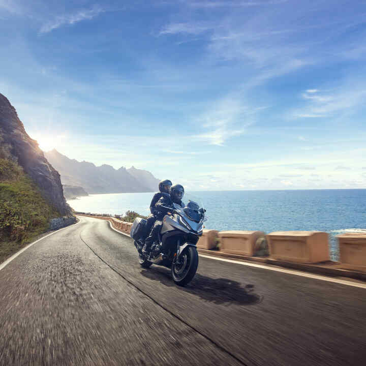 Honda NT1100 se snadným ovládáním a odpružením s dlouhým zdvihem.
