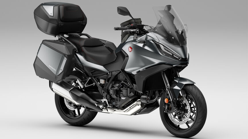 Motocykl Honda NT1100 vybavený příslušenstvím.