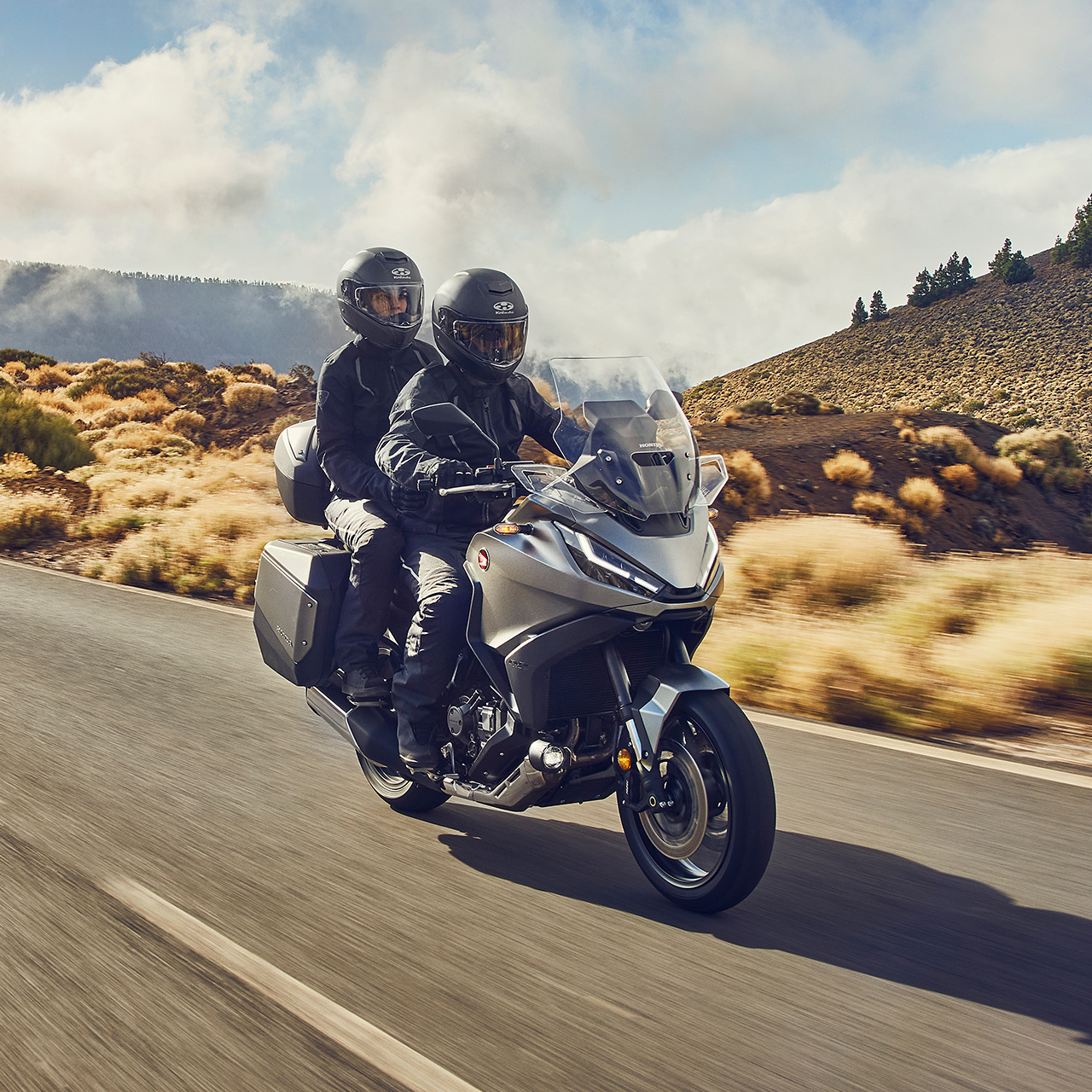 Honda NT1100 na silnici mimo město