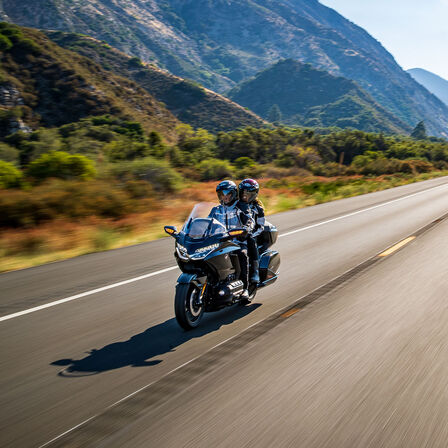 Honda GL1800 Gold Wing Tour, přední tříčtvrtinový pohled, se spolujezdcem