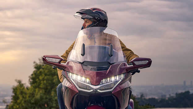 Honda GL1800 Gold Wing Tour, zvětšený elektricky ovládaný čelní štít