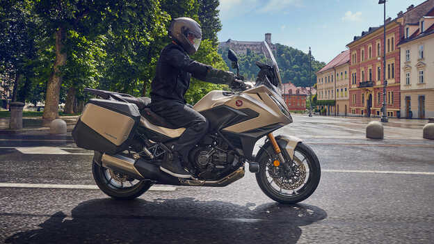 NT1100, snímek z boku při jízdě po městě
