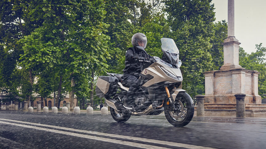 NT1100, snímek z boku při jízdě po městě