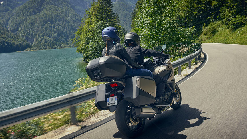 NT1100, snímek z boku při jízdě po městě
