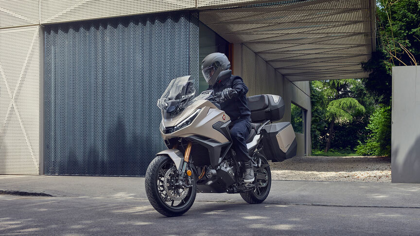 NT1100, snímek z boku při jízdě po městě