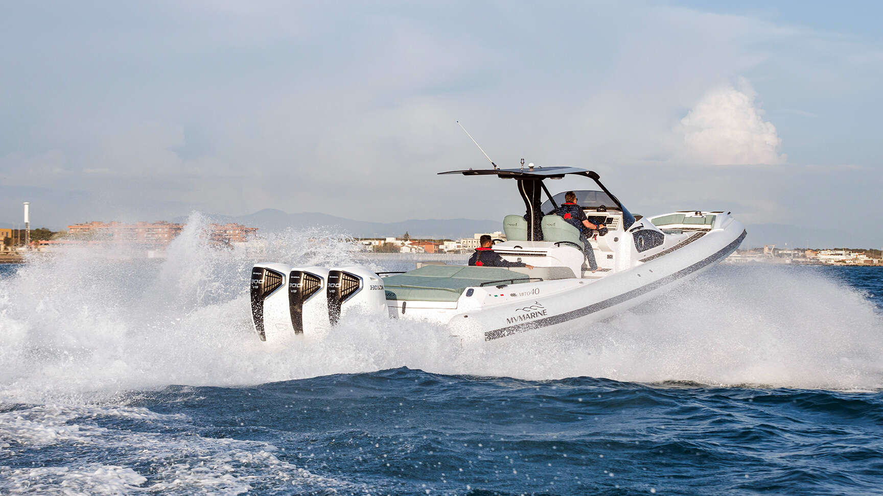 Závěsný lodní motor BF250, tříčtvrtinový pohled z&nbsp;exteriéru